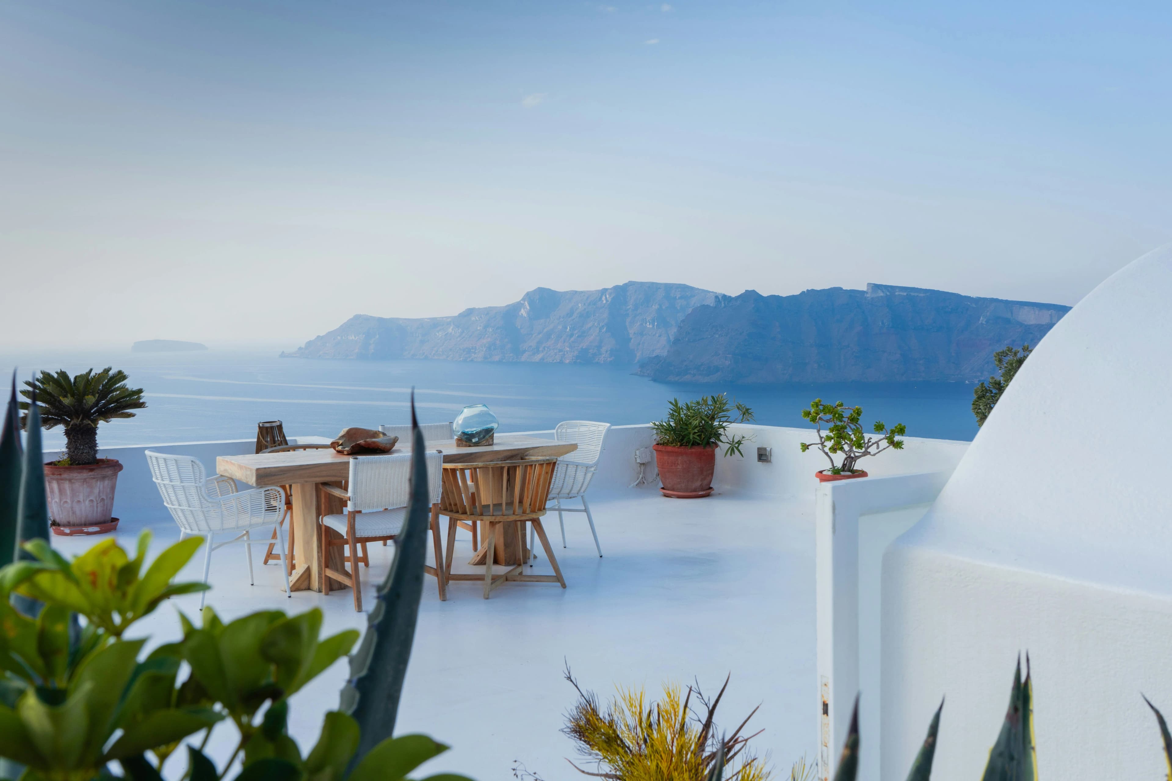 Le Guide Définitif des Plus Belles Suites de Luxe à Santorin | LaSuite.com