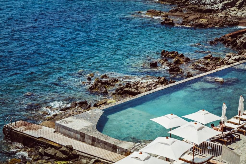 Les Roches Rouges : l'architecture de la Côte d'Azur gravée dans le grès rouge